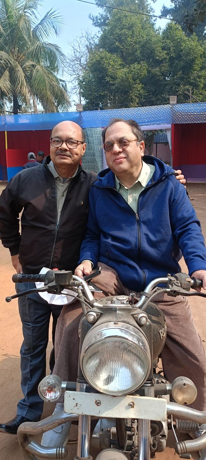 Alumni reuniting at the school campus